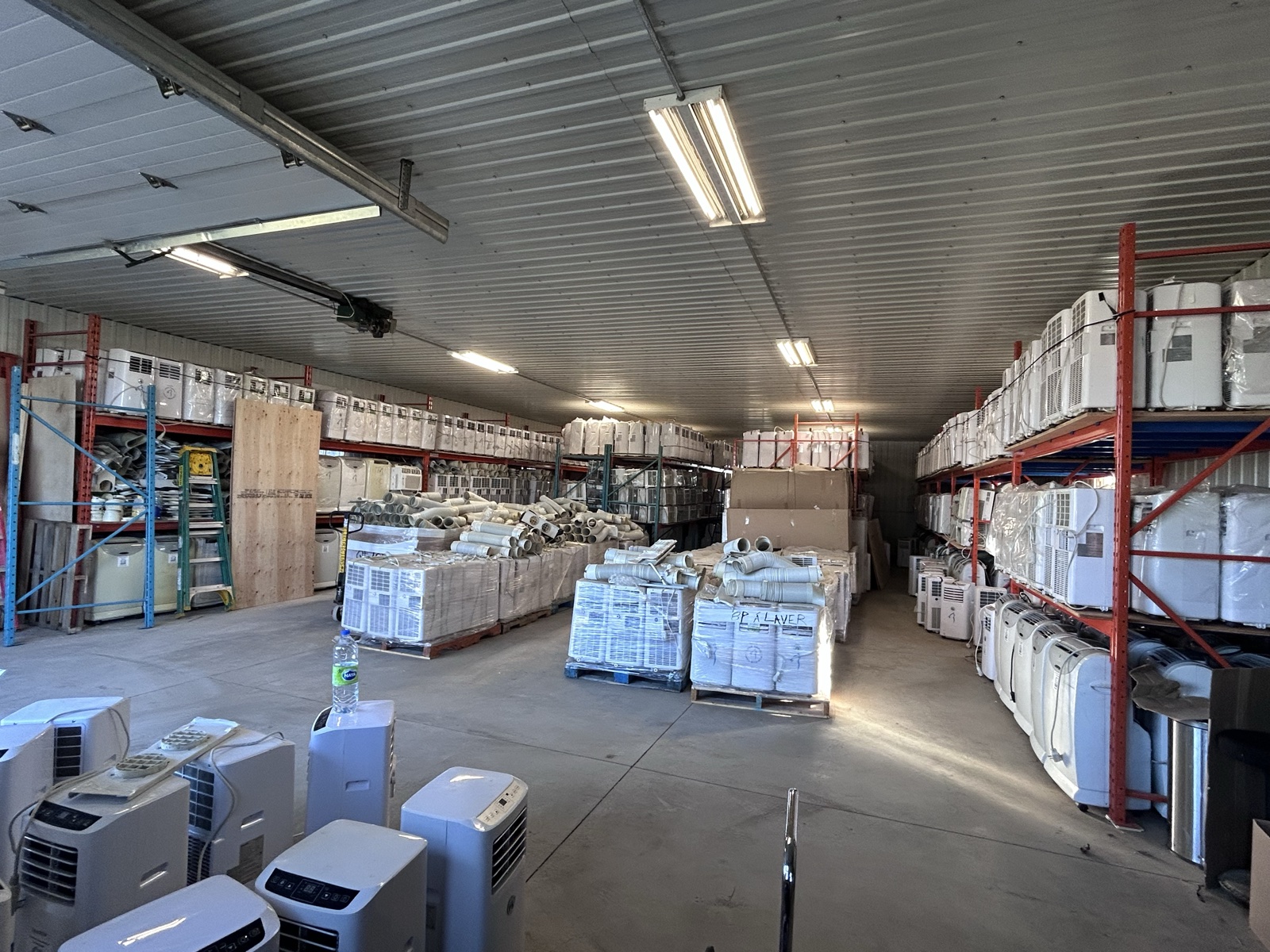 Entrepôt BelGlass rempli de climatiseurs portatifs usagés à vendre — plus de 500 unités en inventaire à Mascouche